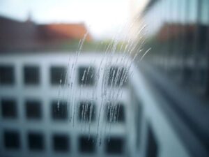 solutions pour enlever une rayure sur une vitre de fenêtre