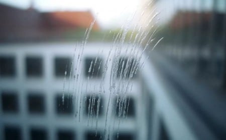 solutions pour enlever une rayure sur une vitre de fenêtre