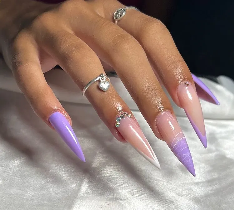stiletto nails longs en violet pastel tendance manucure 2023