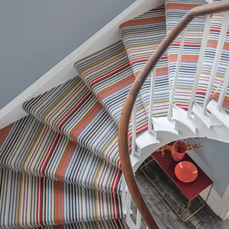 tapis tendance 2023 pour escalier décoration originale motifs rayures couleurs