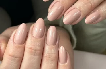 tendance manucure hiver 2023 nail art beige ongles mi-longs arrondis