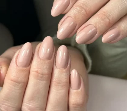 tendance manucure hiver 2023 nail art beige ongles mi-longs arrondis