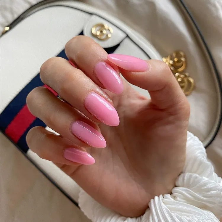 tendance ongles en gel 2023 mnucure rose brillant lip gloss nails