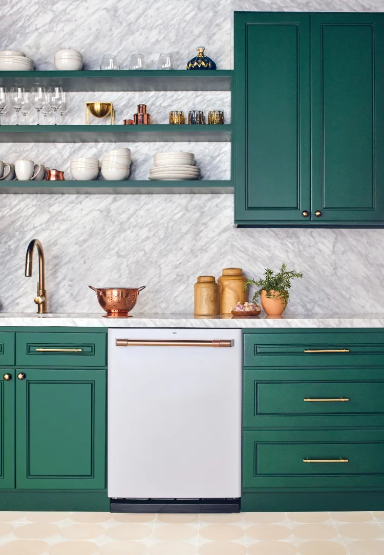 tendances déco cuisine 2023 meubles couleurs originales armoires vert foncé poignées laiton