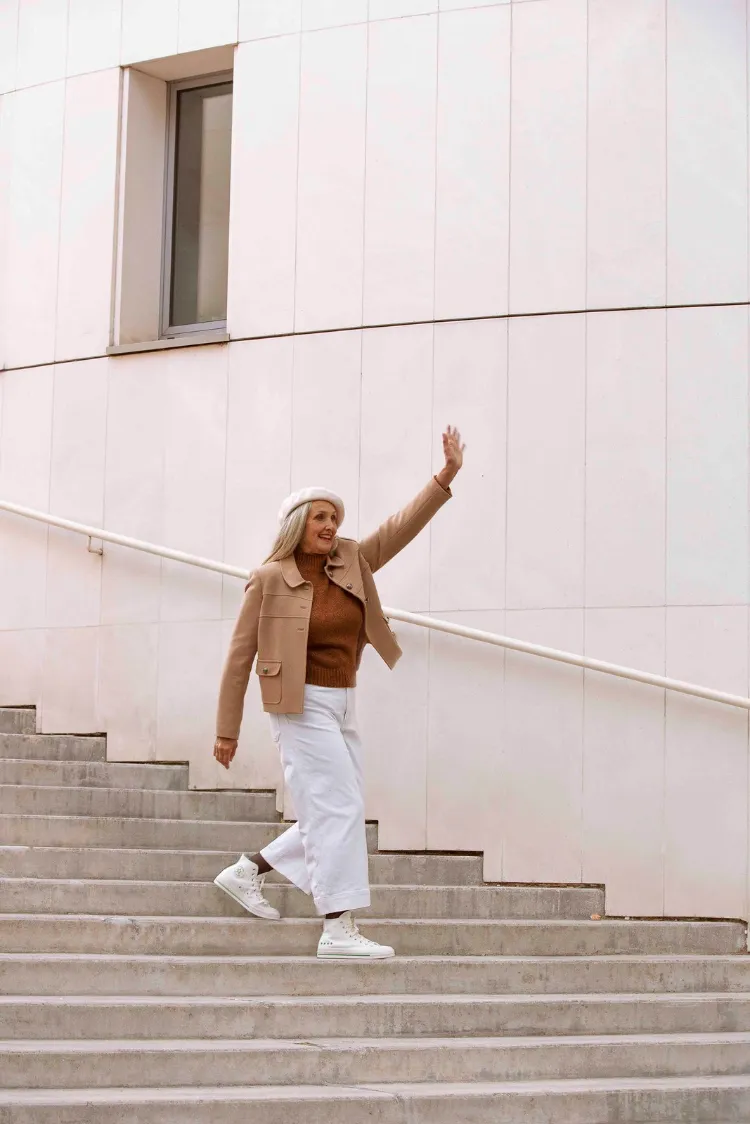 Caroline Ida Ours style femme 70 ans mode tendances printemps 2023 jean blanc veste baskets
