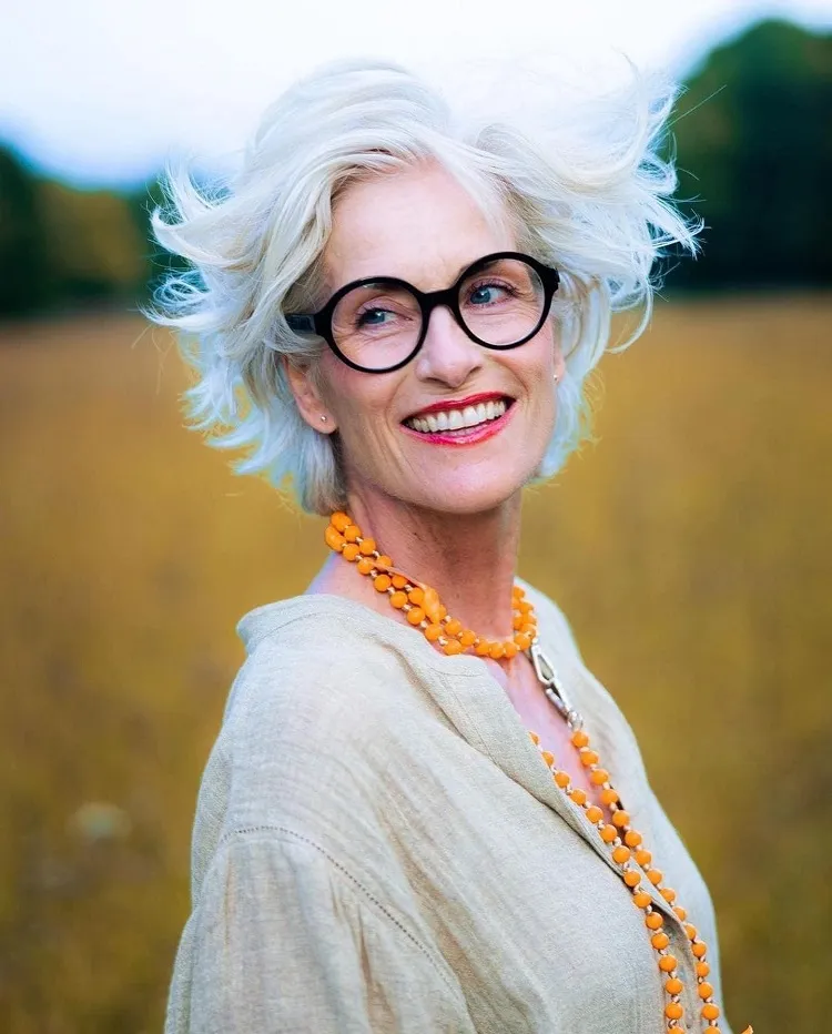 Coupe carré après 50 ans cheveux fins blancs femme 60 ans lunettes visage carré