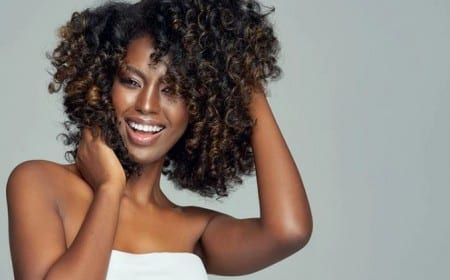 Quelle frange аvec des cheveux bouclés femme conseils coiffeur longue courte arrondie a cote soins naturelle