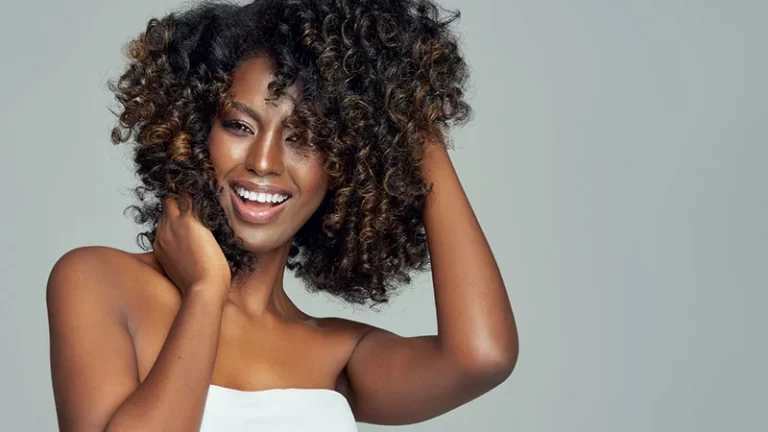 Quelle frange avec des cheveux bouclés femme conseils coiffeur longue courte arrondie a cote soins naturelle