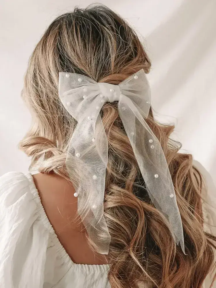 accessoires de mariée cheveux tendance 2023 ruban noeud perles barrette