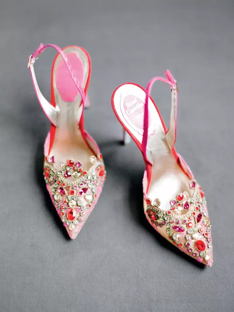 accessoires de mariée tendance 2023 style barbiecore chassures bijoux rose