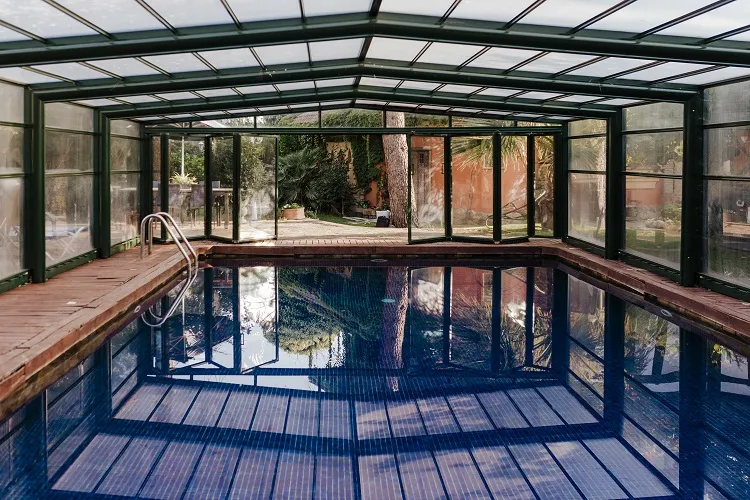aménagement véranda en piscine intérieure moderne