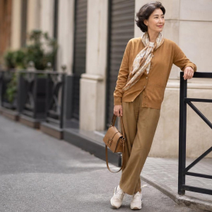 astuces mode comment s'habiller après 60 ans femme quelles baskets à 60 ans chic sneakers tendance 2023