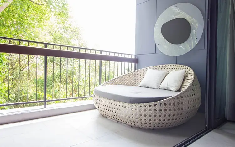 balcon minimaliste et confortable meubles lit plantes déco design tendance 2023