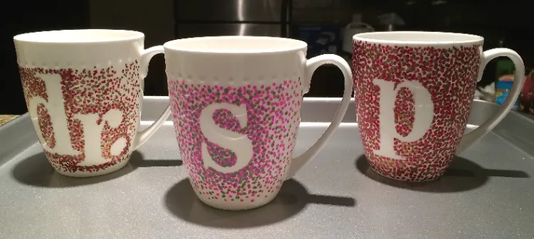 cadeau fete grands-mères fabriquer tasses café personnalisées initiales feutre céramique