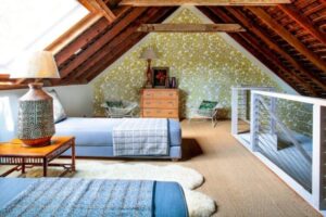 chambre sous comble avec poutres apparentes papier peint 2023