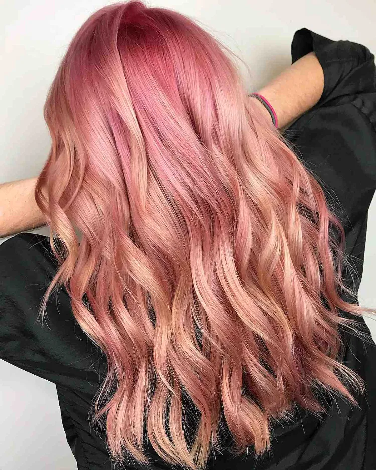 coloration tendance femme cheveux longs ondulés été 2023 pink champagne hair blond