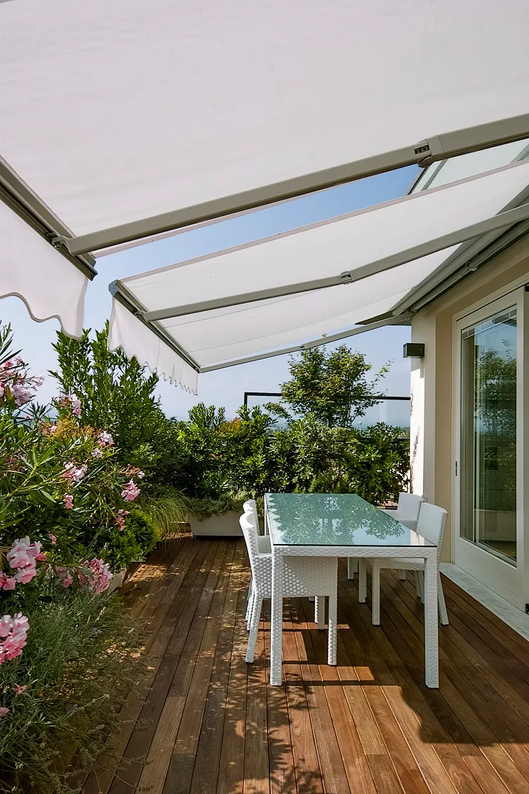 comment aménager une longe véranda étroite en salle à manger avec pergola voiles d'ombrage