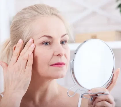 comment avoir une belle peau après 70 ans soins anti-âge naturel et efficace meilleure crème visage femme 70 ans