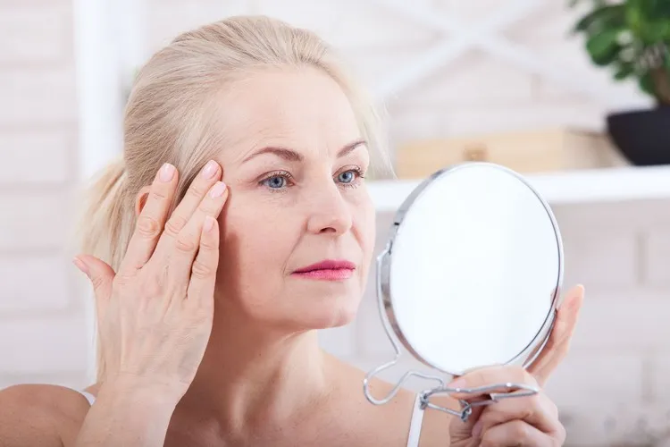 comment avoir une belle peau après 70 ans soins anti-âge naturel et efficace meilleure crème visage femme 70 ans