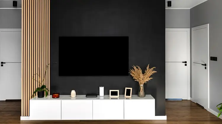 comment décorer le mur derrière la télé accrocher tv etageres couleur noir sombre