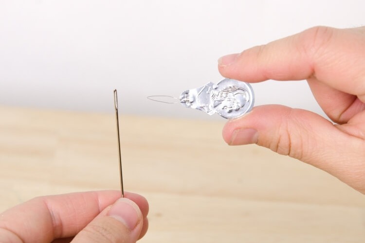 comment enfiler rapidement une aiguille technique enfilage détaillée