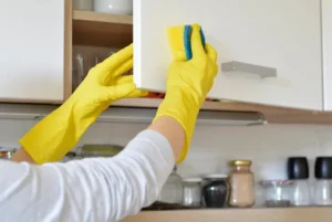 comment enlever la graisse collée sur les armoires de cuisine vinaigre blanc bicarbonate de soude