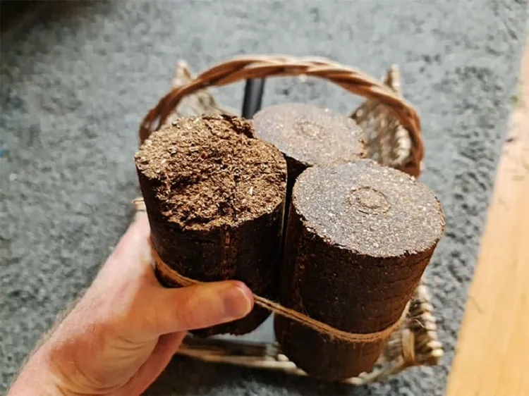 comment fabriquer des buches compressées de marc de café carton papier toilette pellets maison
