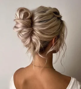 comment faire un chignon banane floue moderne cheveux wavy tendance coiffure 2023 femme