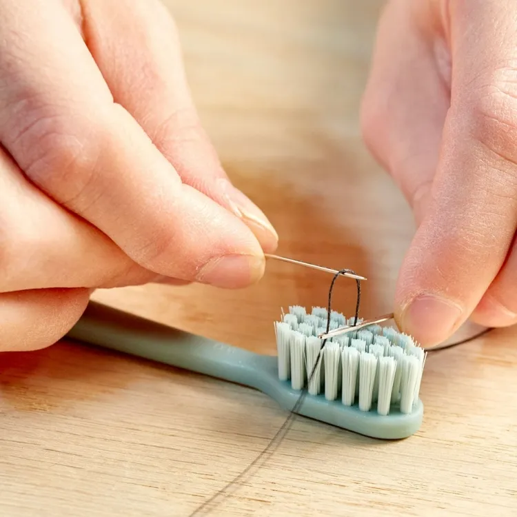 comment installer une aiguille fabriquer enfile aiguille brosse dents bouton plastique