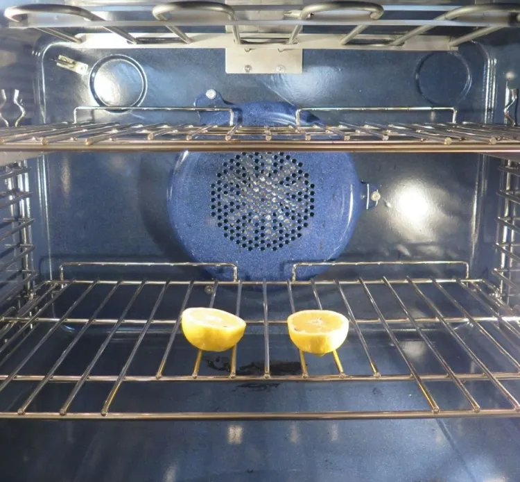 comment nettoyer son four avec des citrons prendre tranches jus mélanger eau faire chauffer