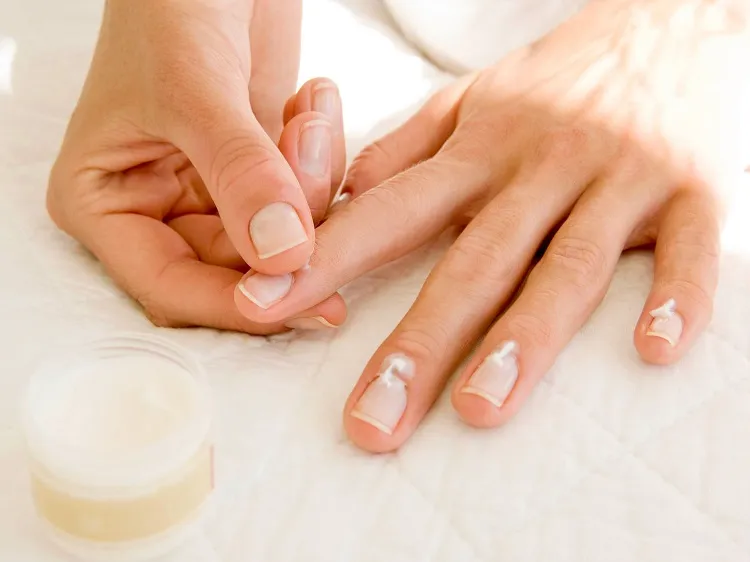 comment soigner les ongles cassants moux dédoublés technique manucure tendance nail slugging tiktok vaseline gants