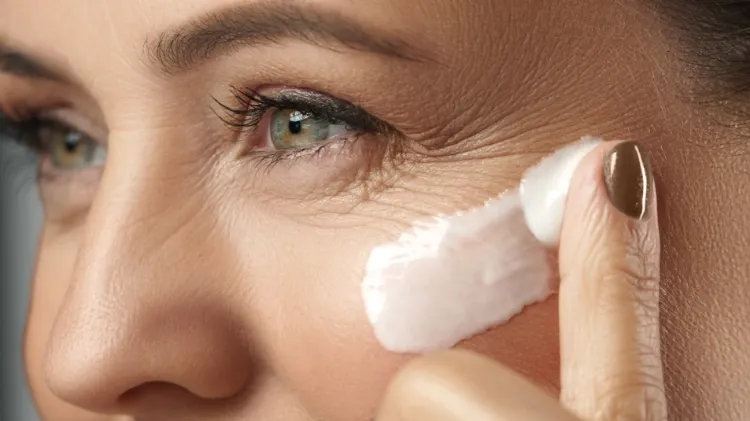 comment supprimer les pattes d'oie sans chirurgie naturellement meilleure crème anti âge femme contour yeux retinol collagene acide hyaluronique