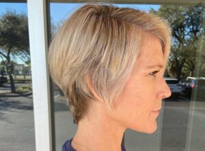 coupe courte asymétrique femme 50 ans