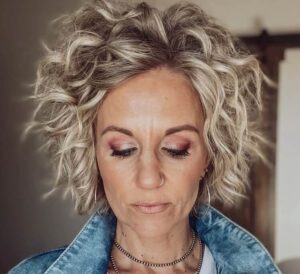 coupe courte cheveux épais et ondulés femme 50 ans carre degrade 2023