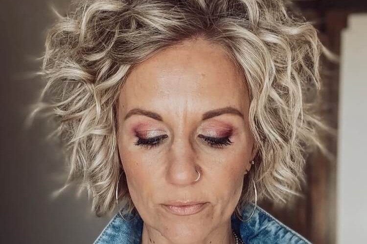 coupe courte cheveux épais et ondulés femme 50 ans carre degrade 2023