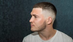 coupe de cheveux homme 2023 tendance fade style court barbe mi long ete france