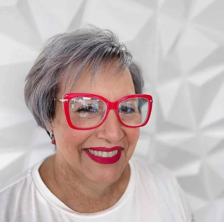 coupe pixie bob cheveux fins femme 50 ans avec lunettes 2023