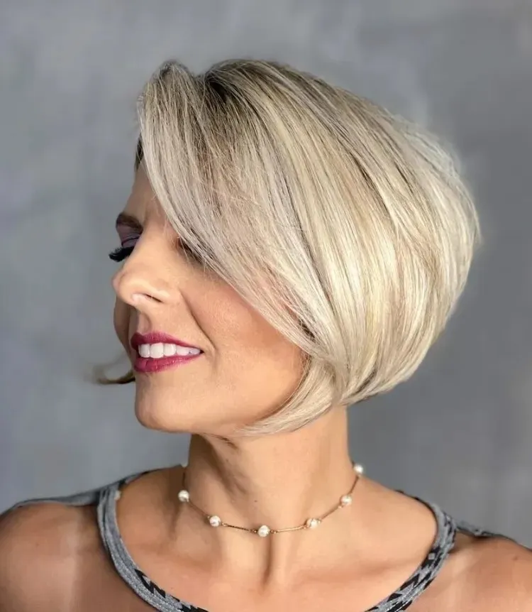 coupe pixie bob long cheveux blonds femme 50 ans 2023