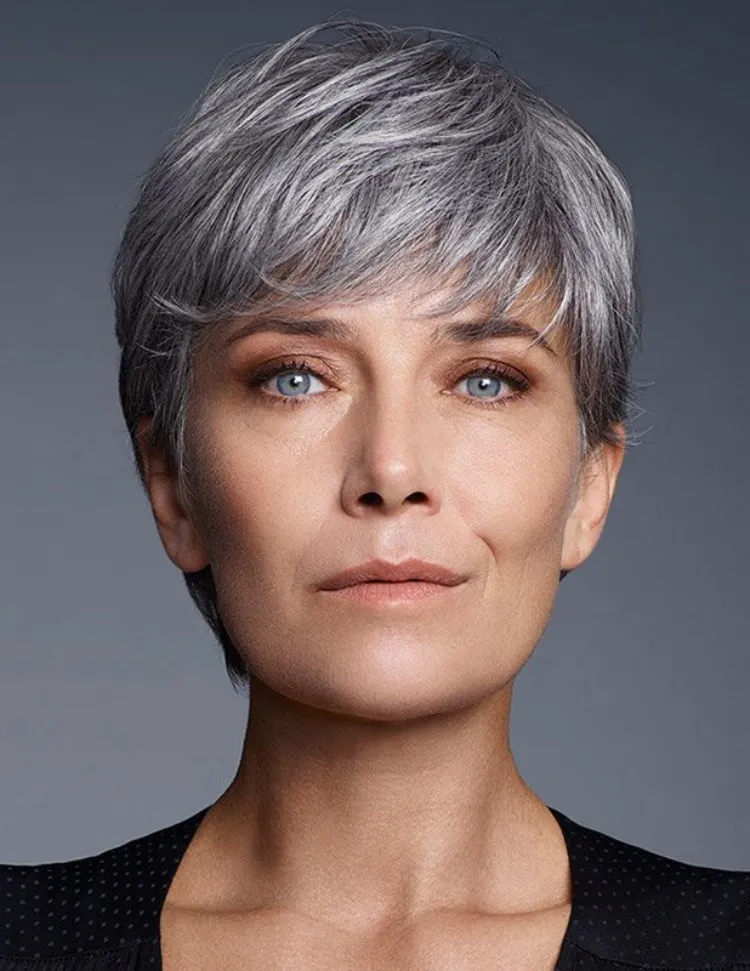 coupe pixie bob sur cheveux gris femme 50 ans 2023