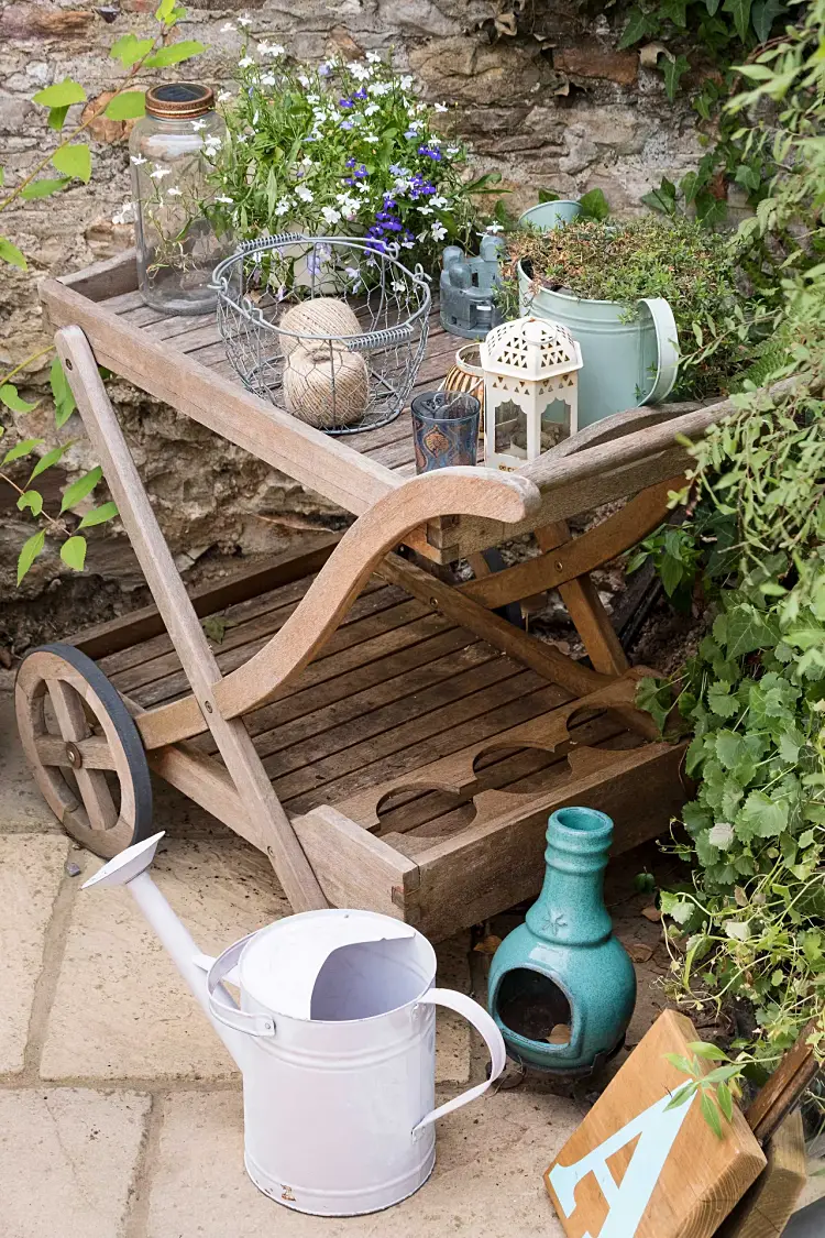 créer un bar à fleurs sur la terrasse avec un chariot en bois vintage
