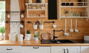 décorer une étagère murale de cuisine bois hauteur couleur tendance