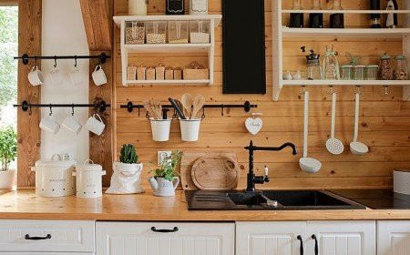 décorer une étagère murale de cuisine bois hauteur couleur tendance