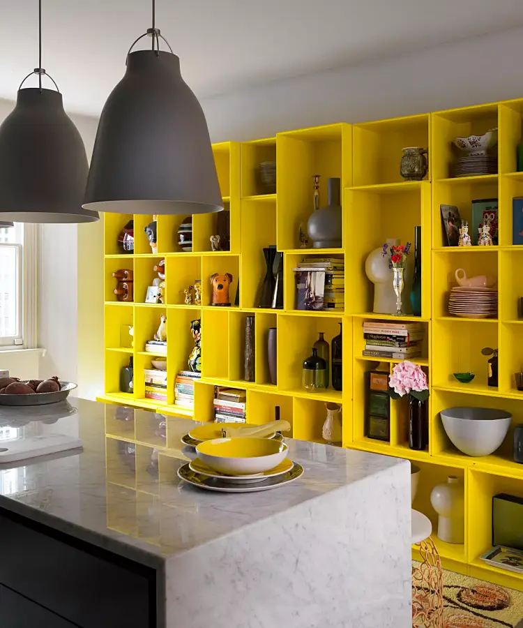 etagere couleur jaune rangement cuisine deco design livres art verres
