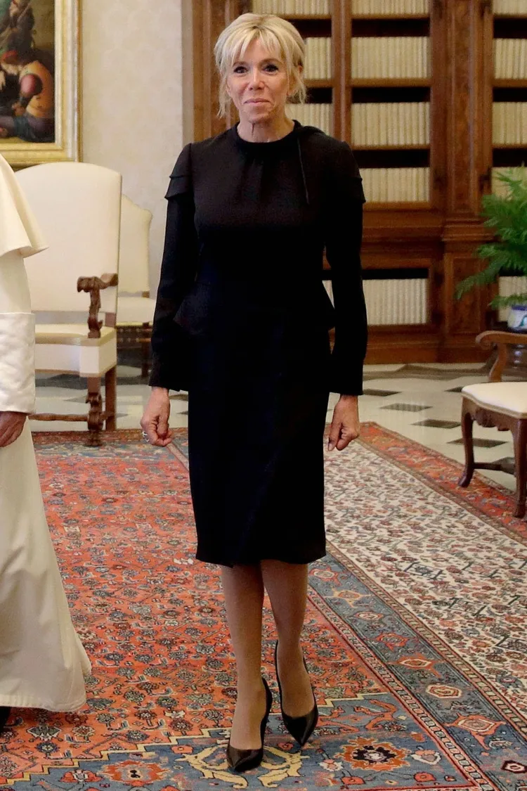 garde-robe idéale look moderne femme 60 ans brigitte macron