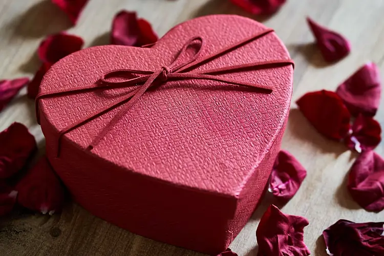 idée cadeau saint-valentin femme 2023 romantique pas cher surprise fleurs