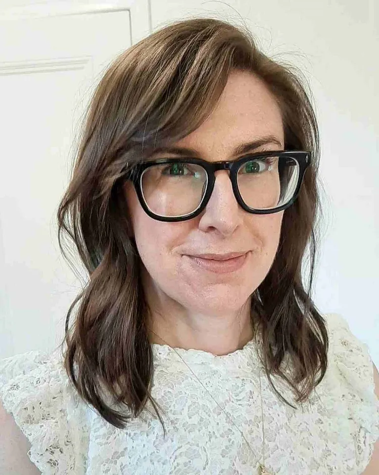 idée coiffure femme 40 ans avec lunettes 2023 frange sur le côté