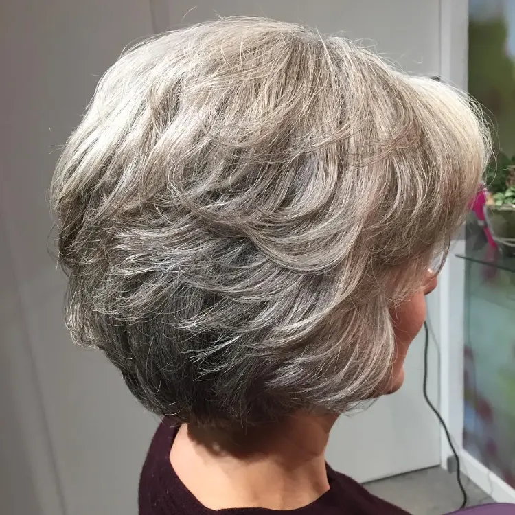 idée coupe carré dégradé rajeunissant carré court femme 50 ans 60 cheveux gris blancs fins 2023