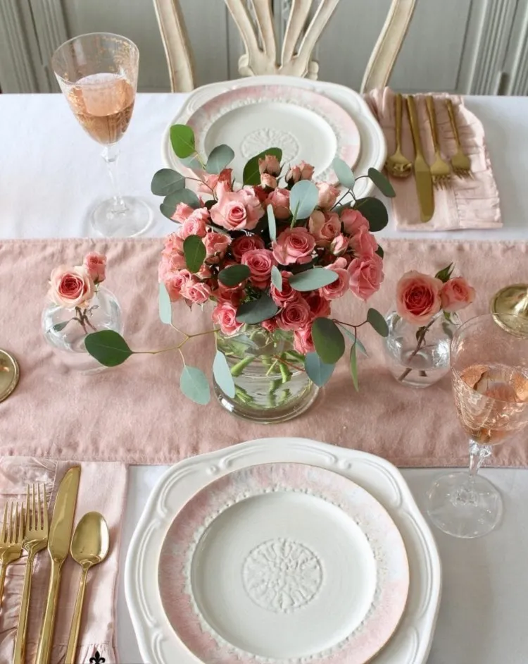 idées décoration de table saint valentin 2023 originale a faire soi meme fleurs vaisselle nappe