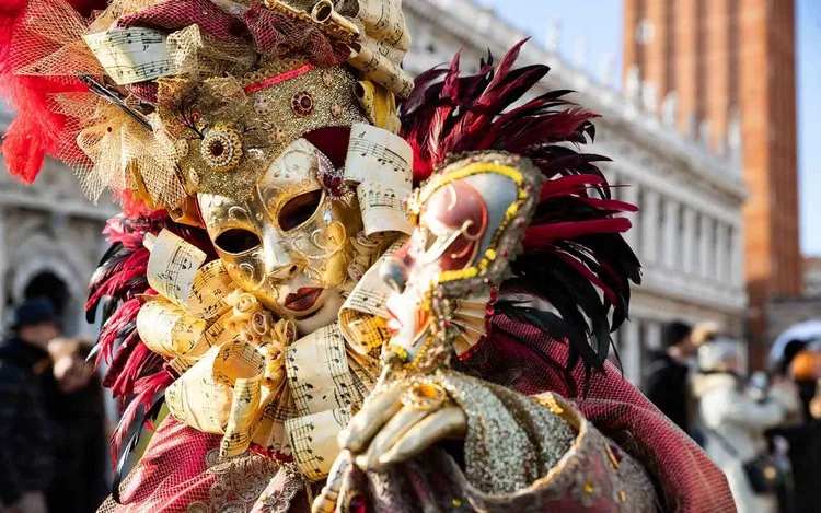 masque carnaval de venise homme les plus masques dans les rues vénitiennes