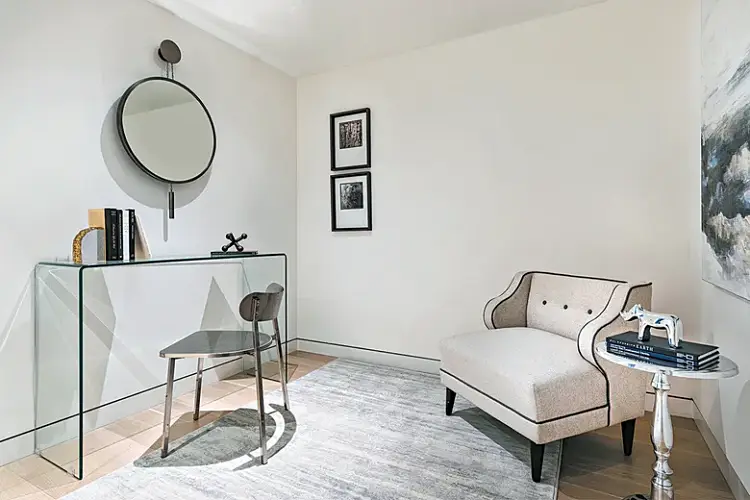 miroir blanc tapis comment décorer une pièce sans fenêtre eclairer amenager design